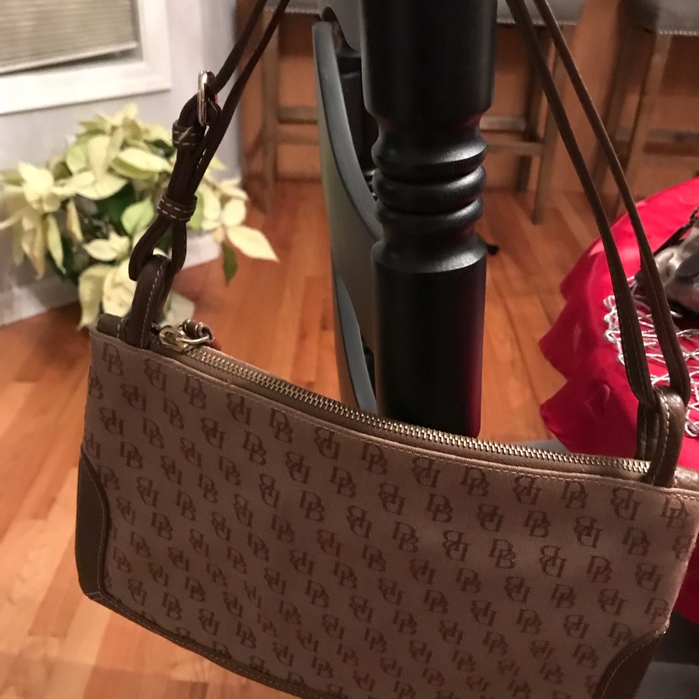 😍😍LIKE NEW DOONEY & BURKE shoulder bag